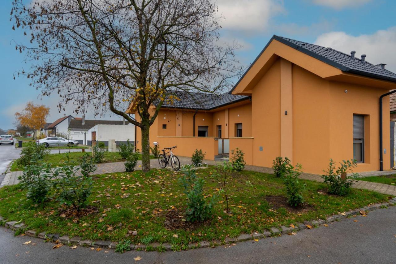 Pension Pannonia Parndorf Buitenkant foto