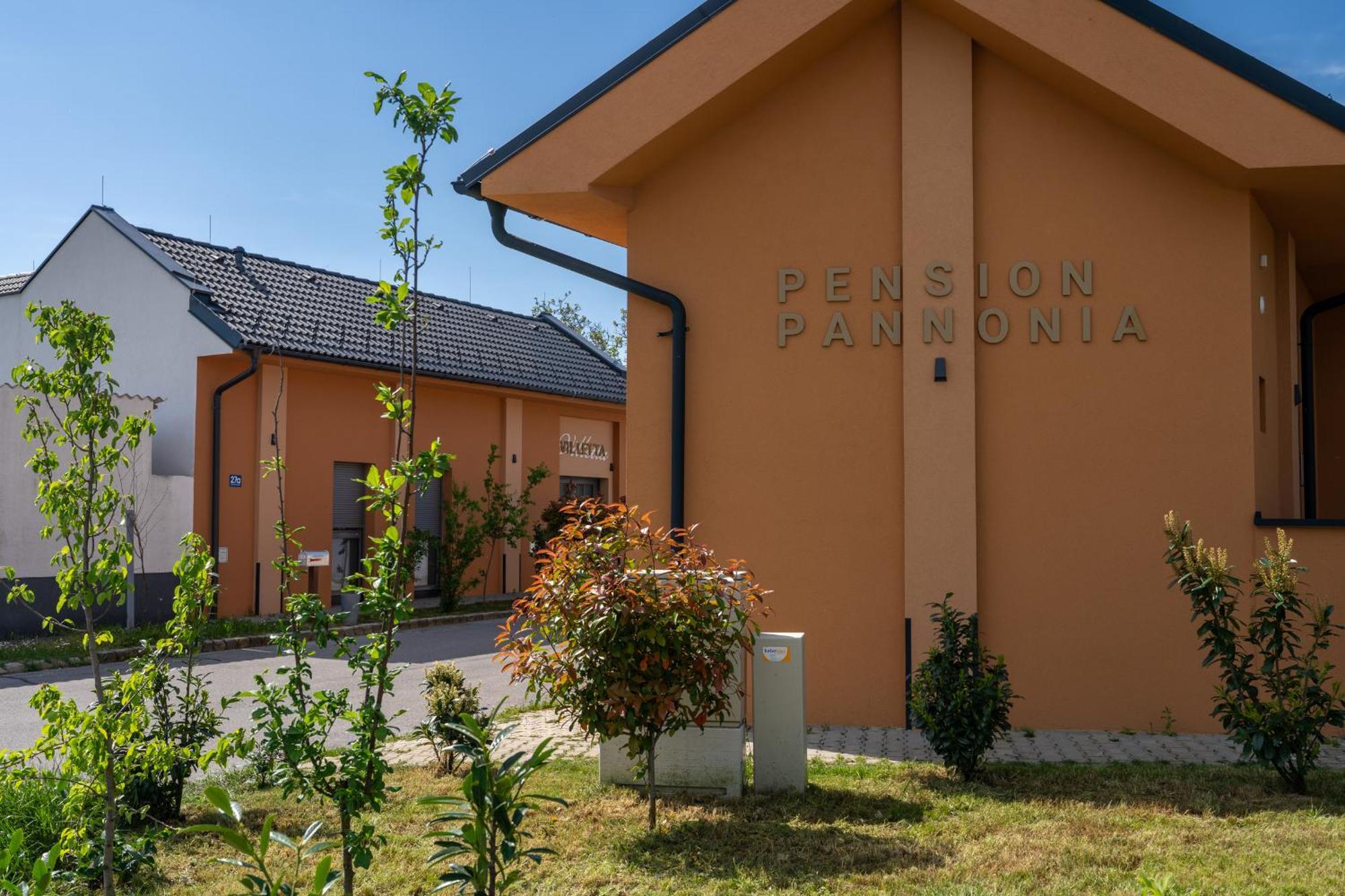 Pension Pannonia Parndorf Buitenkant foto