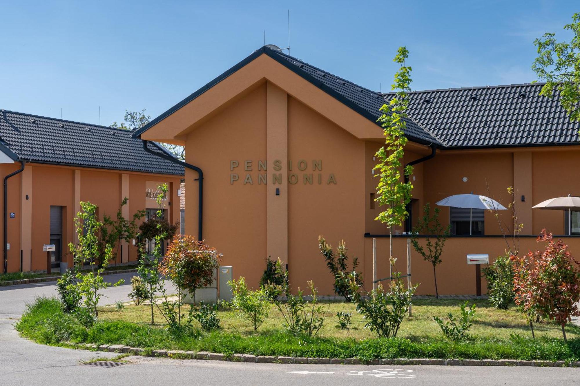 Pension Pannonia Parndorf Buitenkant foto